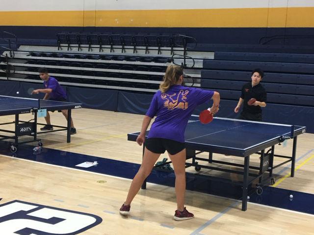 一名女子乒乓球俱乐部队员正在比赛.